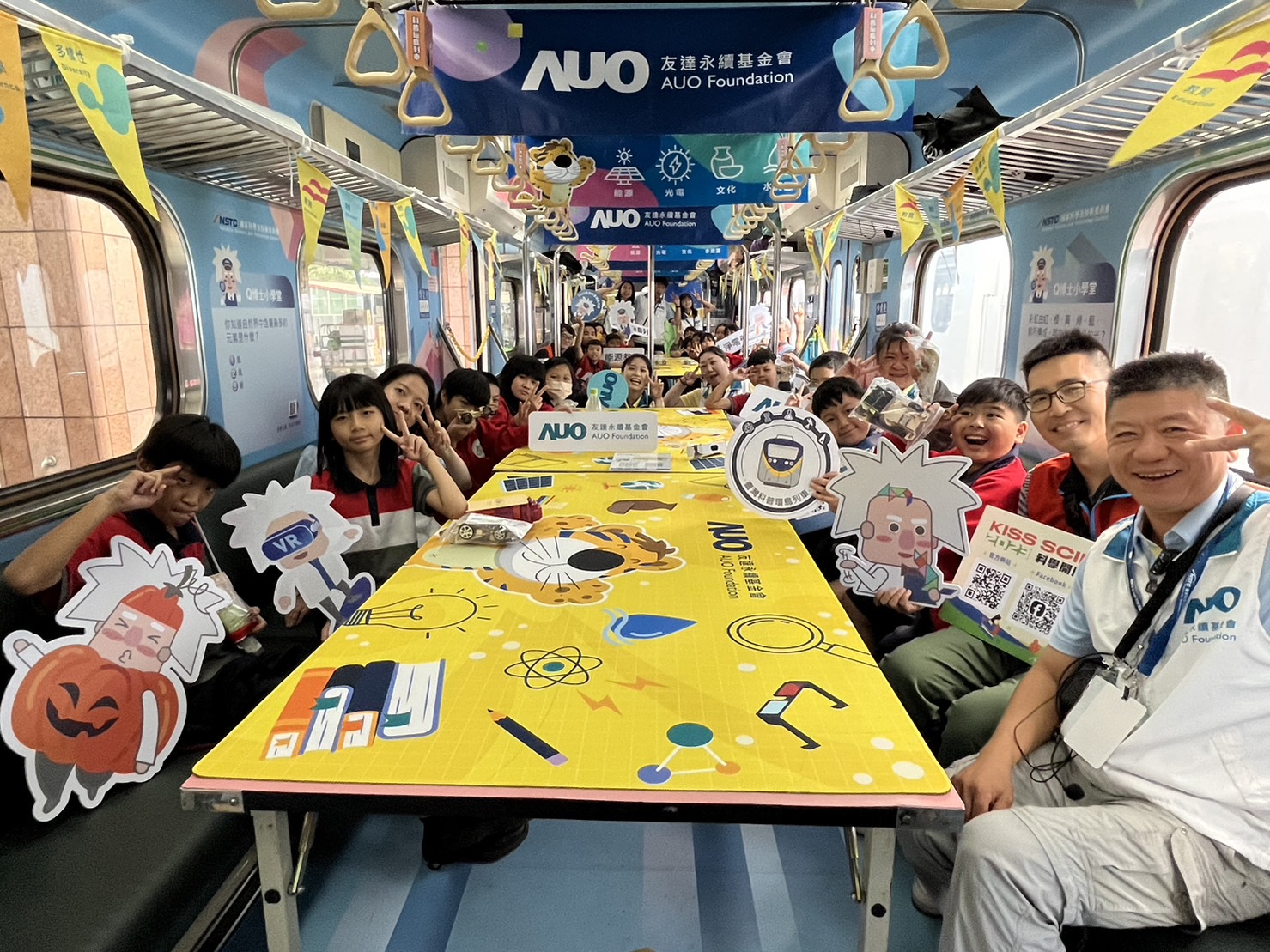 彩神永續基金會參與「臺灣科普環島列車」，設計基礎科學車廂課程，以「淨零碳排和永續能源」為主題，讓學生透過創意實驗認識淨零知識，以及思考生活中的減碳行為