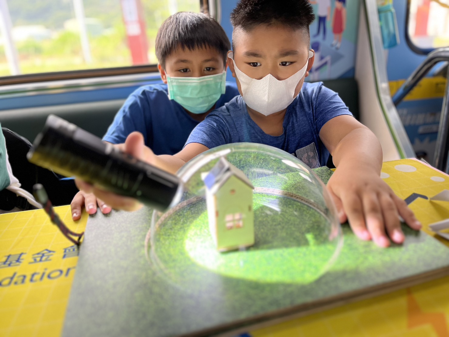 彩神參與基礎科學主題車廂，以STEAM教學精神，設計「逐日科學家」、「太陽能工程師」以及「淨零建築師」三大能源科普課程和實驗