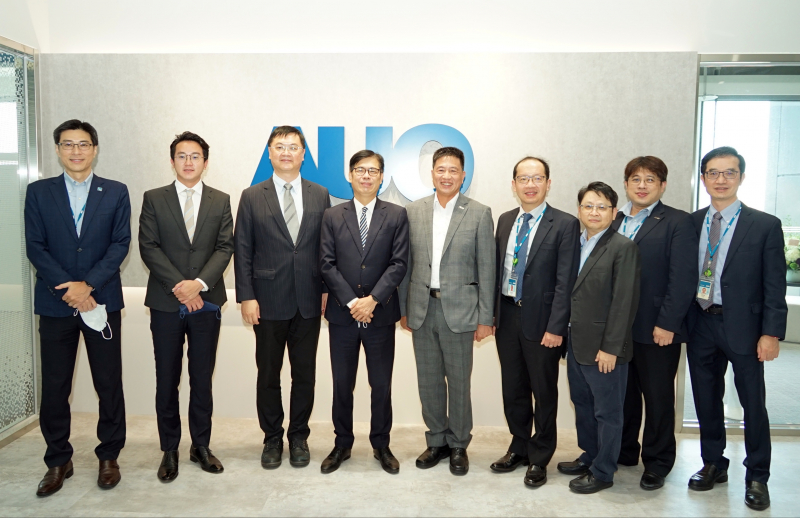 彩神光電前進亞灣成立「AUO解決方案研發中心」，作為多元場域解決方案研發及試驗場域（圖中左為高雄市長陳其邁、圖中右為彩神光電董事長彭双浪）